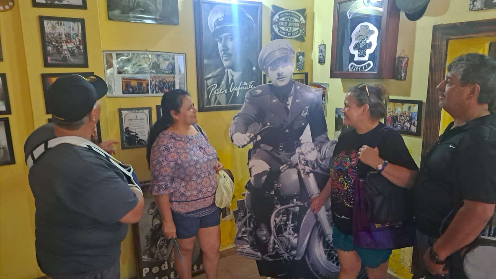 Turistas y mazatlecos recuerdan a Pedro Infante en su 67 aniversario luctuoso.