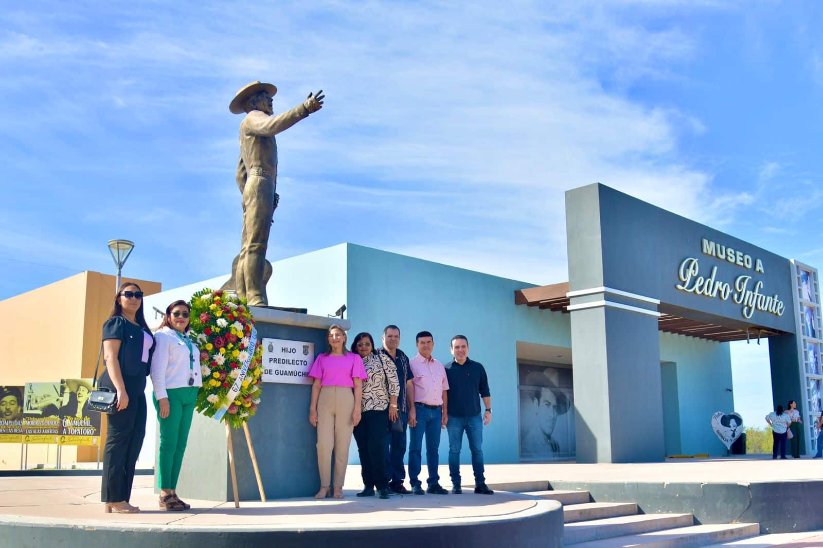 Autoridades de Salvador Alvarado en el monumento a Pedro Infante