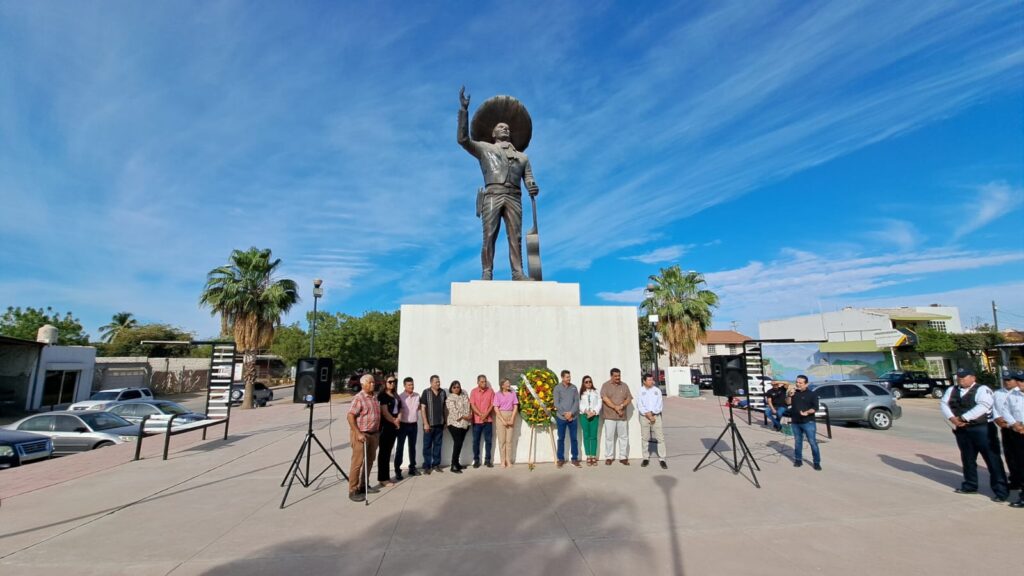 Autoridades de Salvador Alvarado en el monumento a Pedro Infante
