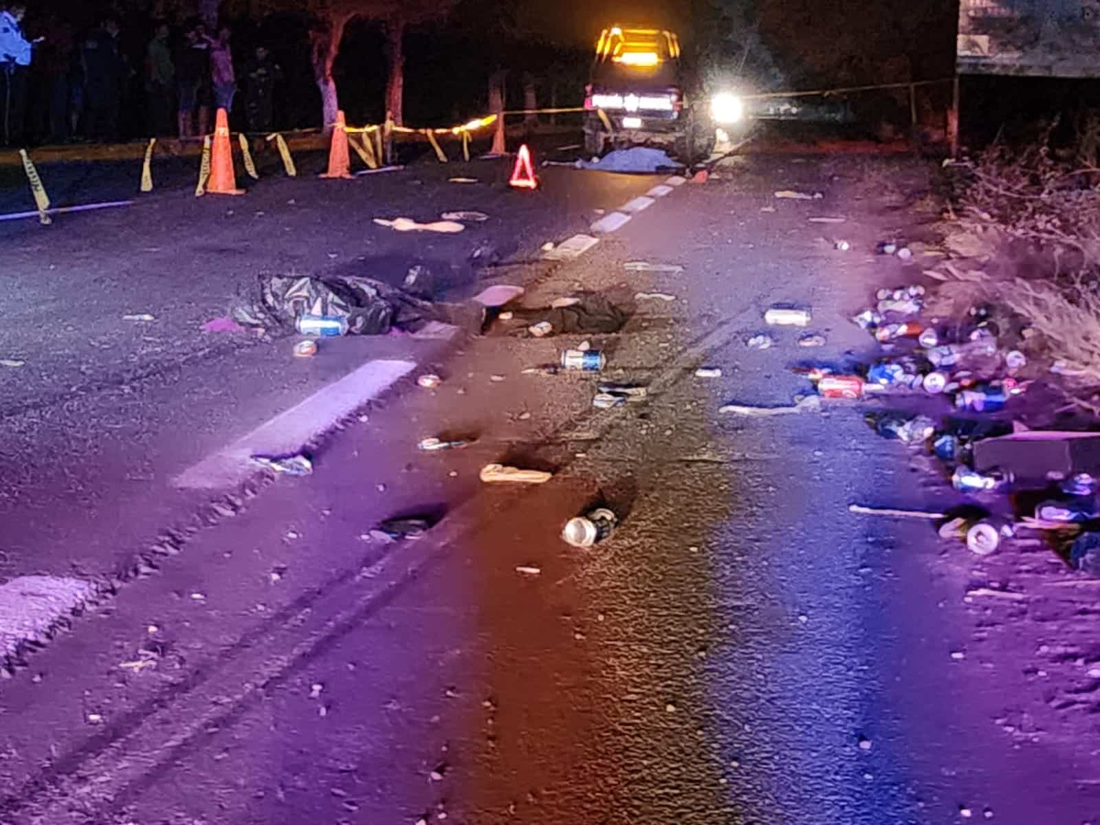 Botes de aluminio regados por la carretera