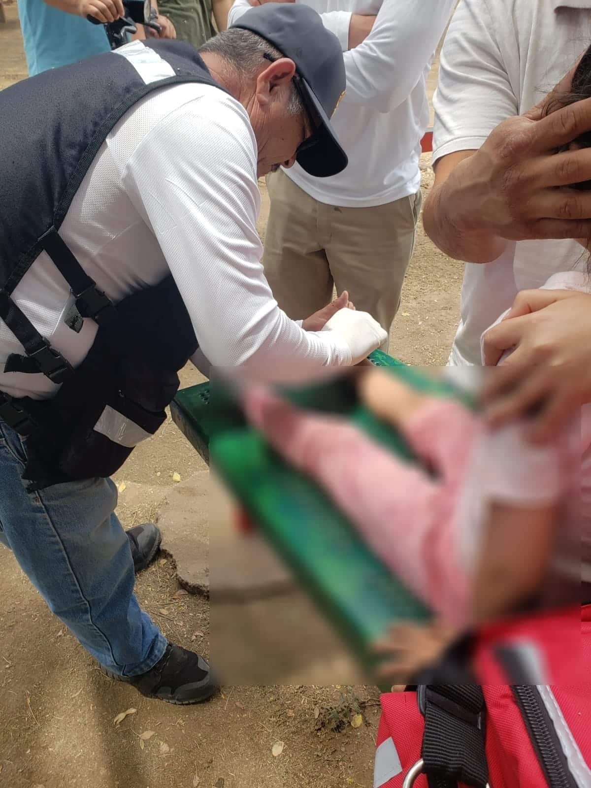 Persona siendo atendida por personal de protección Civil.