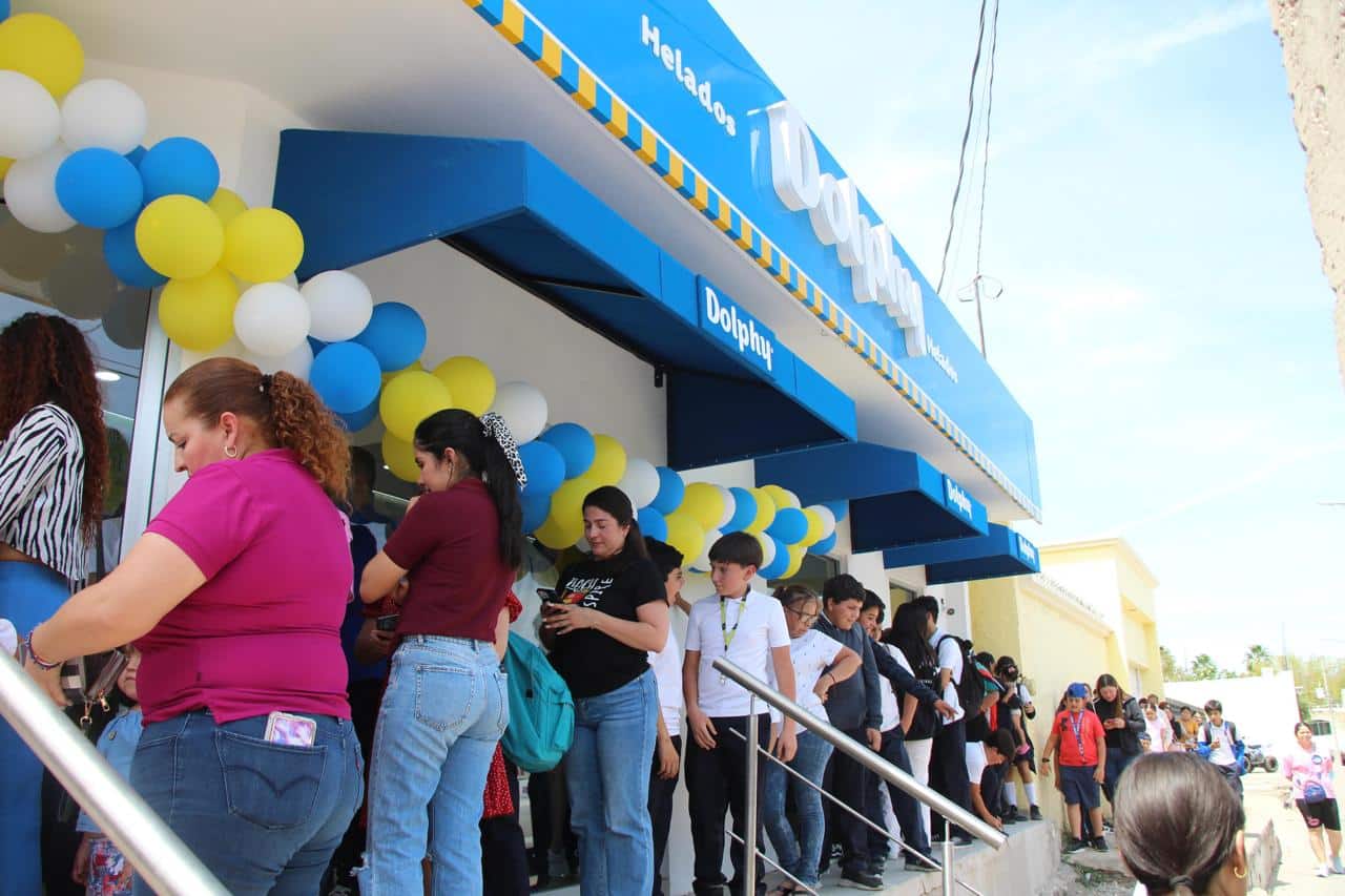 Personas haciendo fila para entrar a Dolphy y comprar una nieve en Badiraguato