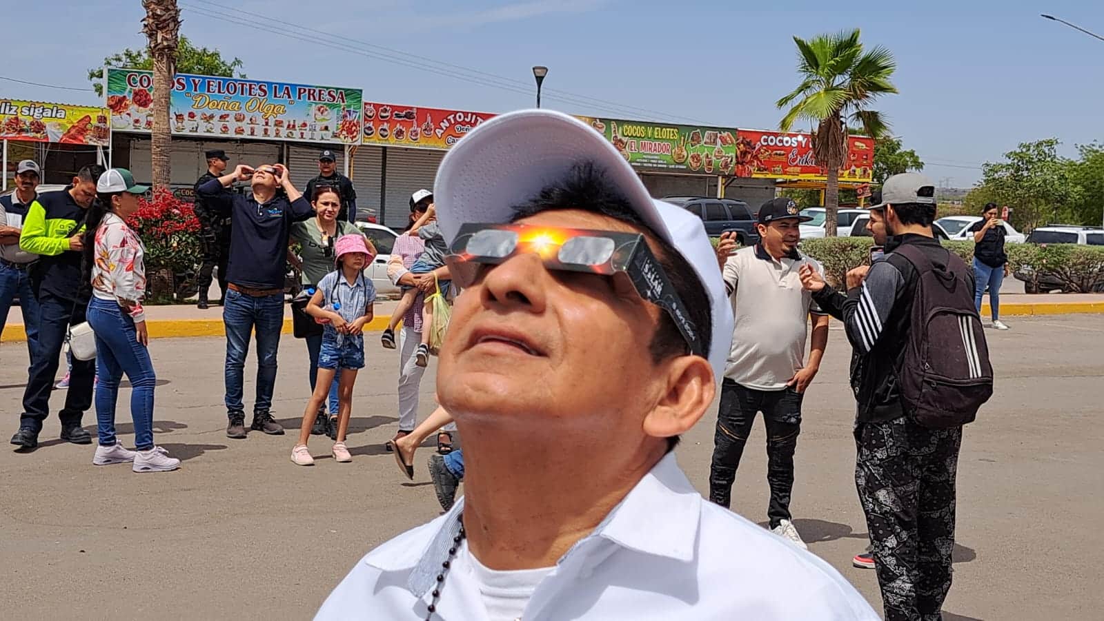 Personas en la presa Eustaquio Buelna mirando al cielo para apreciar el eclipse total de Sol en Guamúchil