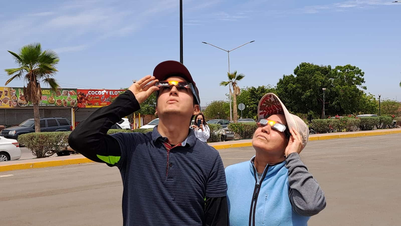 Personas en la presa Eustaquio Buelna mirando al cielo para apreciar el eclipse total de Sol en Guamúchil