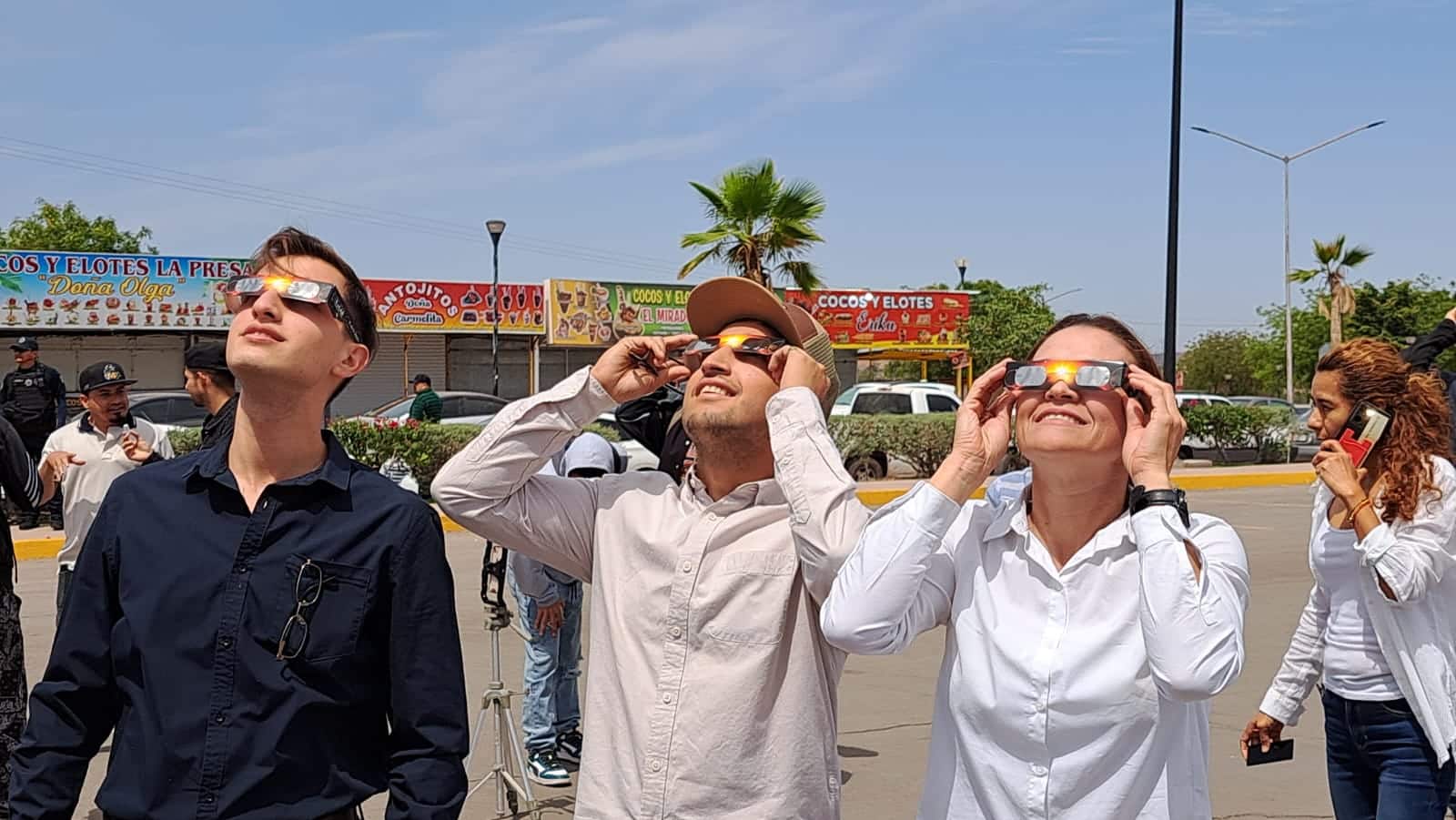 Personas en la presa Eustaquio Buelna mirando al cielo para apreciar el eclipse total de Sol en Guamúchil