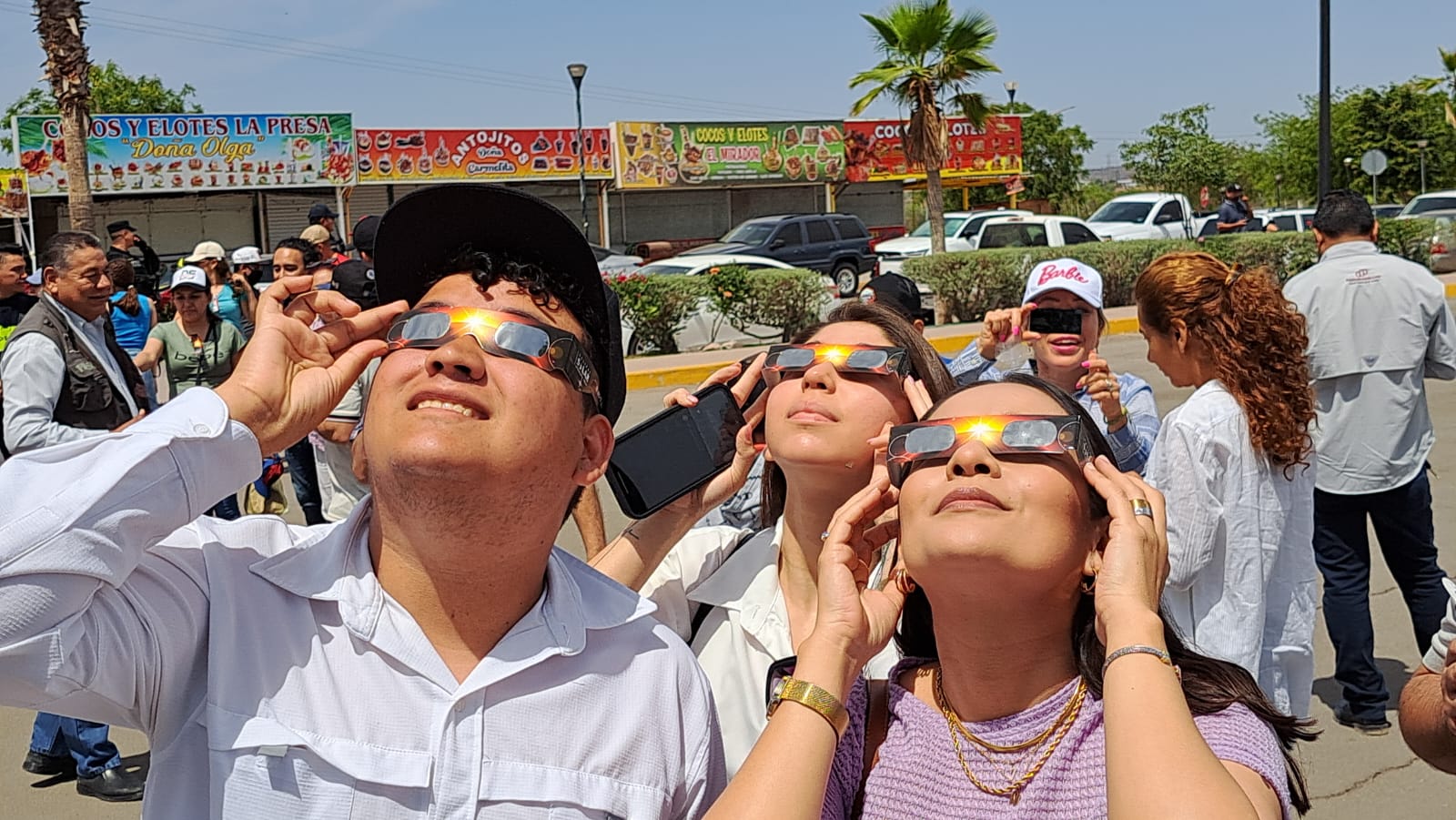 Personas en la presa Eustaquio Buelna mirando al cielo para apreciar el eclipse total de Sol en Guamúchil