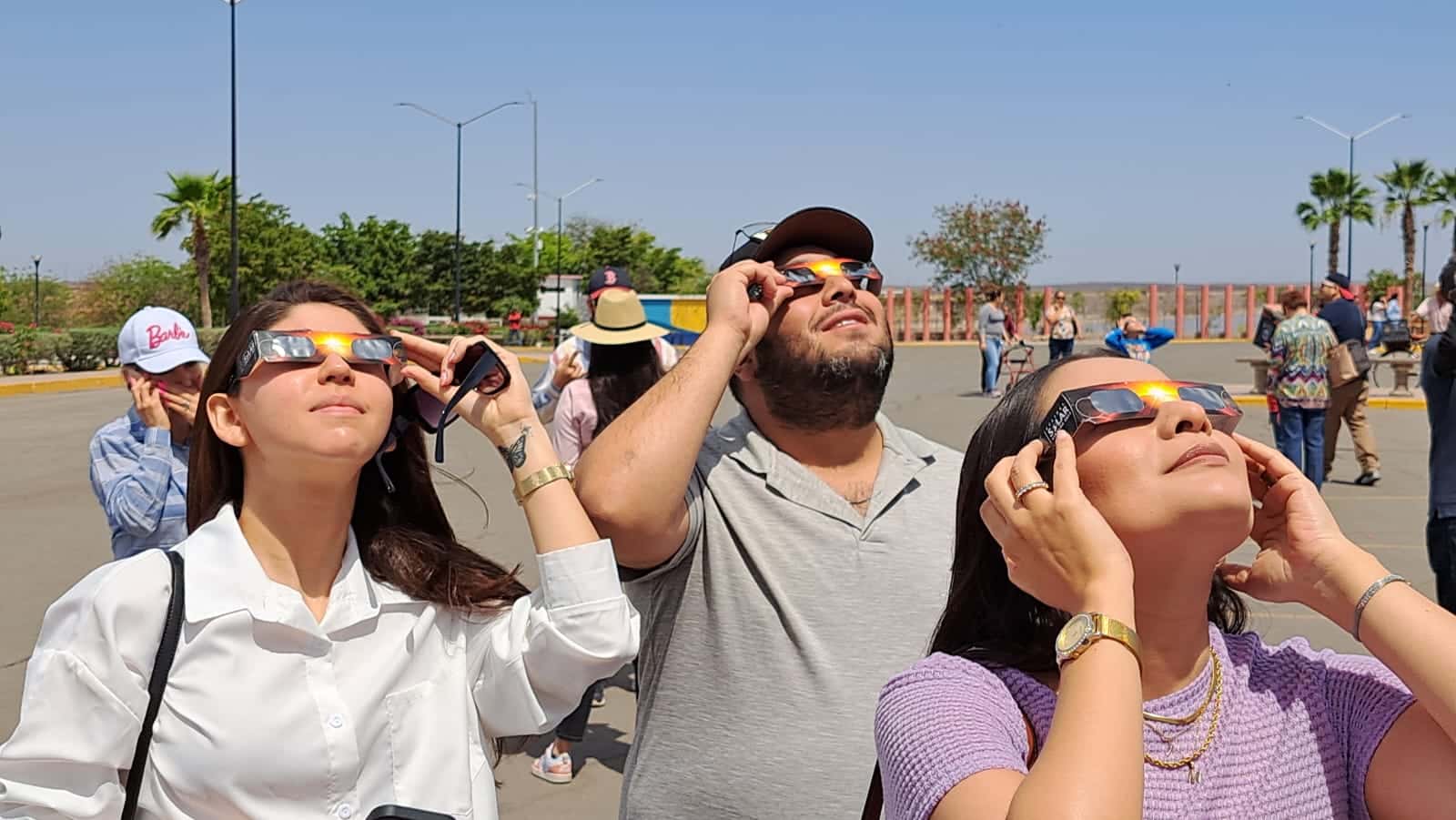Personas en la presa Eustaquio Buelna mirando al cielo para apreciar el eclipse total de Sol en Guamúchil