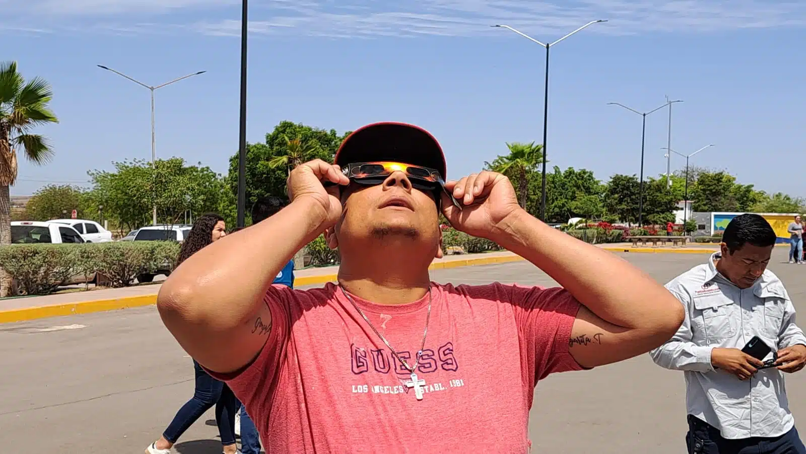 Personas en la presa Eustaquio Buelna mirando al cielo para apreciar el eclipse total de Sol en Guamúchil