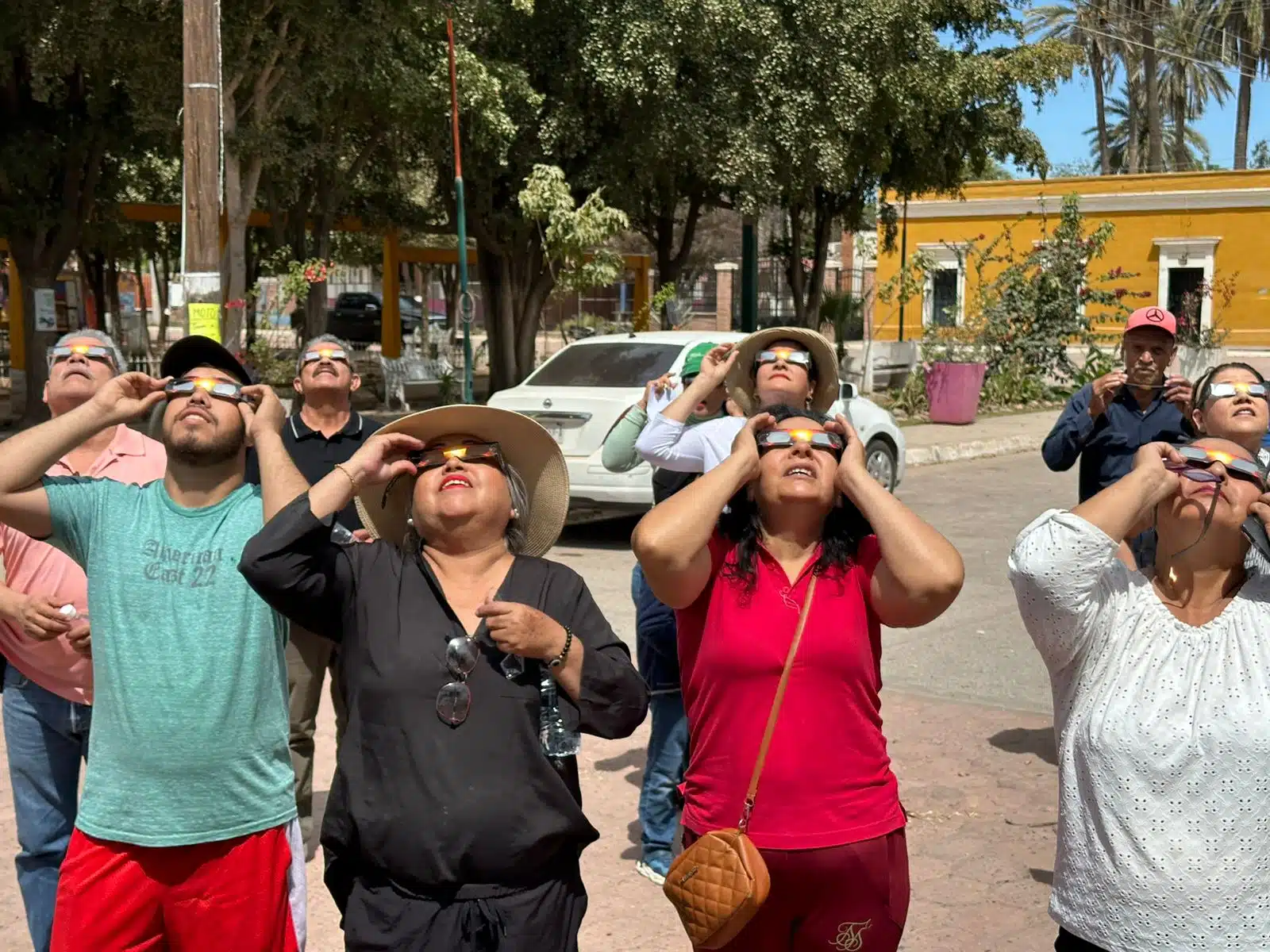 Personas en Tamazula, Guasave, mirando al cielo para apreciar el eclipse total de Sol