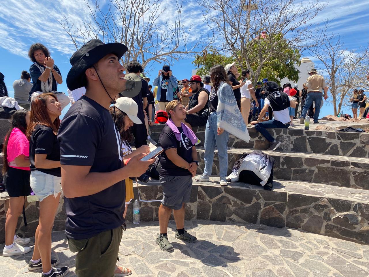 Personas en el faro de Mazatlán durante el Eclipse total de Sol