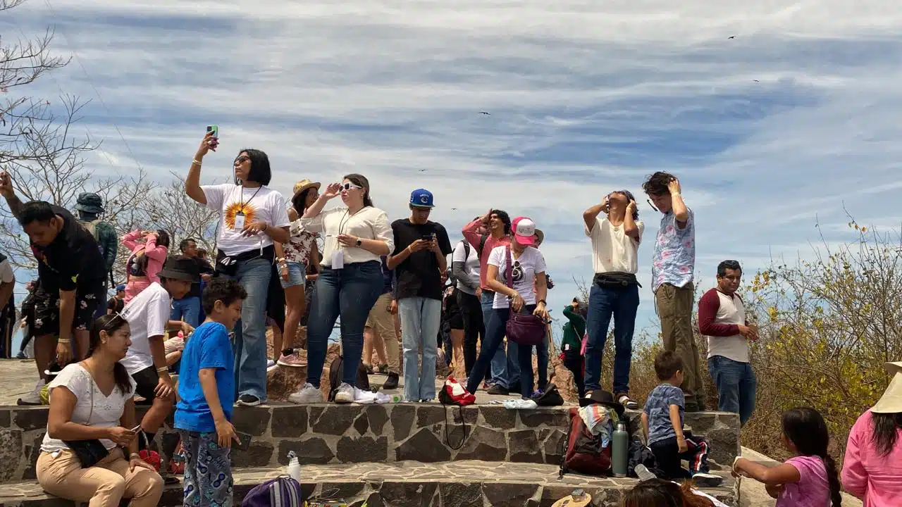 Personas en el faro de Mazatlán durante el Eclipse total de Sol