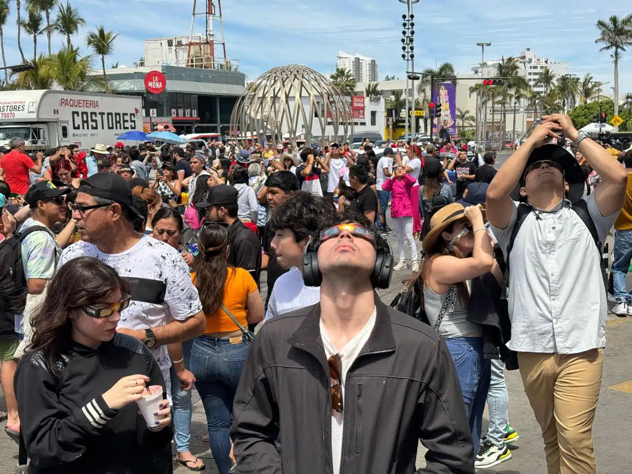 Personas en Mazatlán observando el eclipse total de Sol