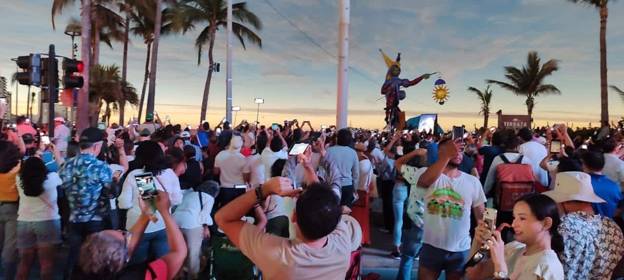 Personas en Mazatlán observando el eclipse total de Sol