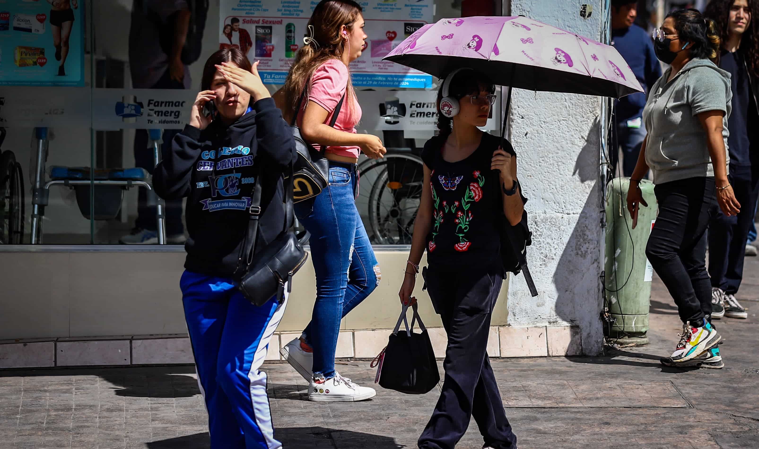 Personas cubriéndose del sol