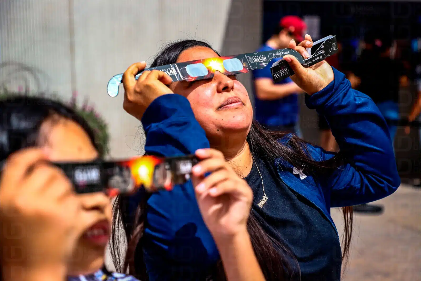 Personas van por sus lentes certificados para ver eclipse solar en Culiacán.
