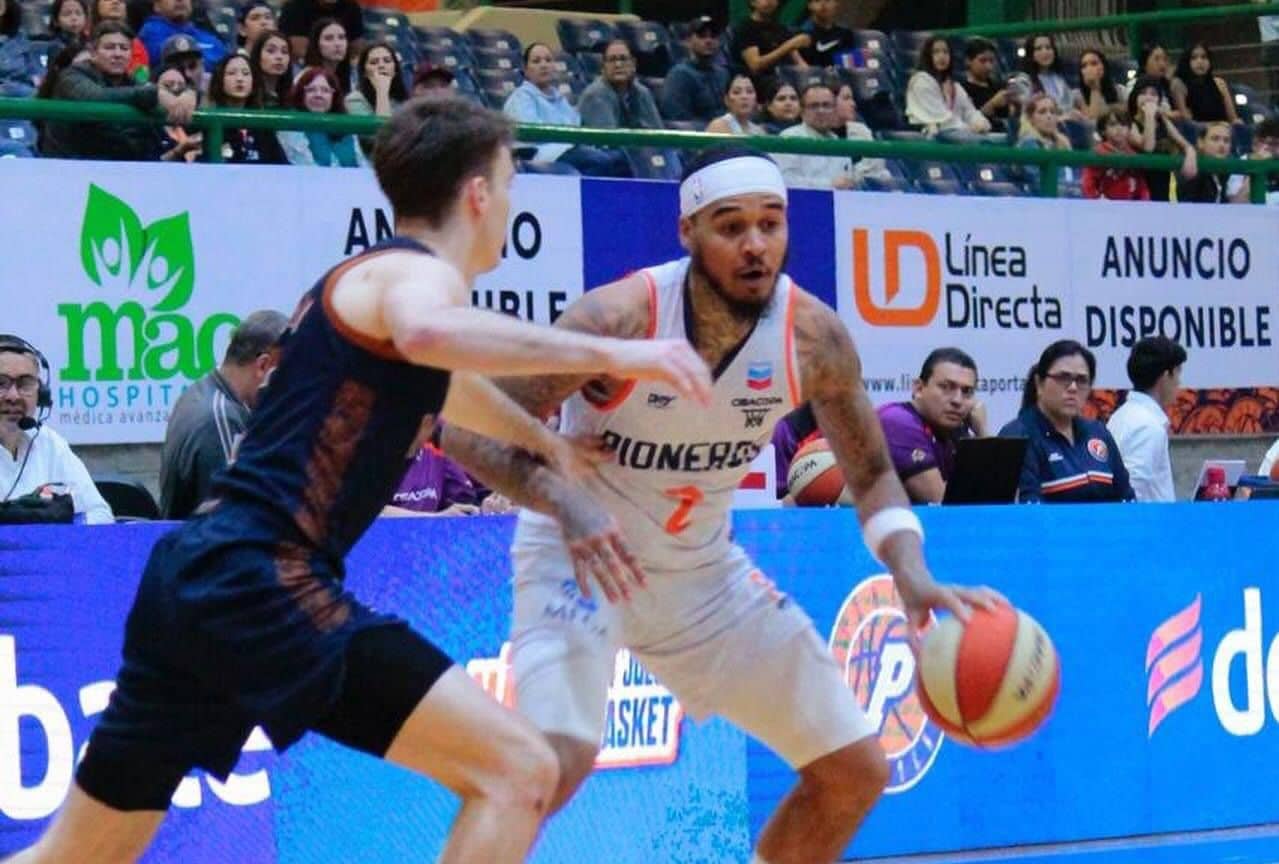 El tirador Jordan Allen, bota el balón intentando desmarcarse.