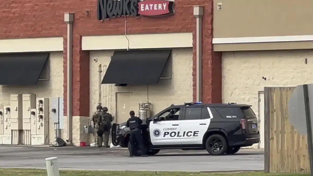 Policía asesina a hombre armado que se escondía en centro comercial en Arkansas