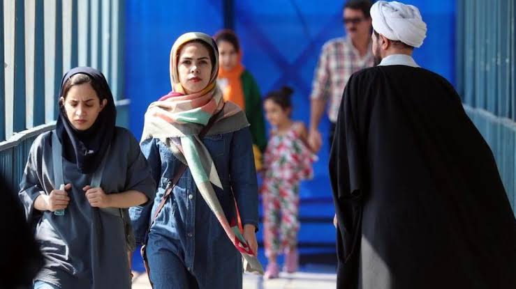 Policía de la Moral arresta a mujeres en las calles de Irán por no usar velo