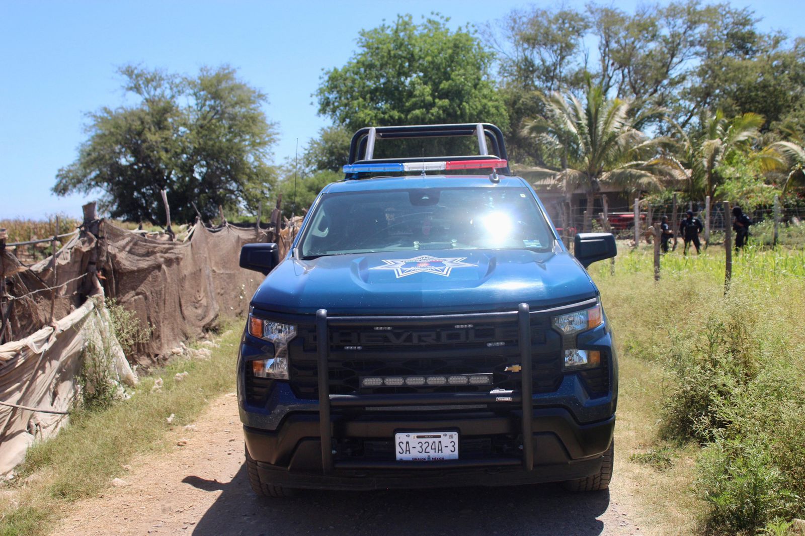 Elementos de la policía municipal en rancho de Alejandro Pimentel, lugar donde fue encontrado sin vida.