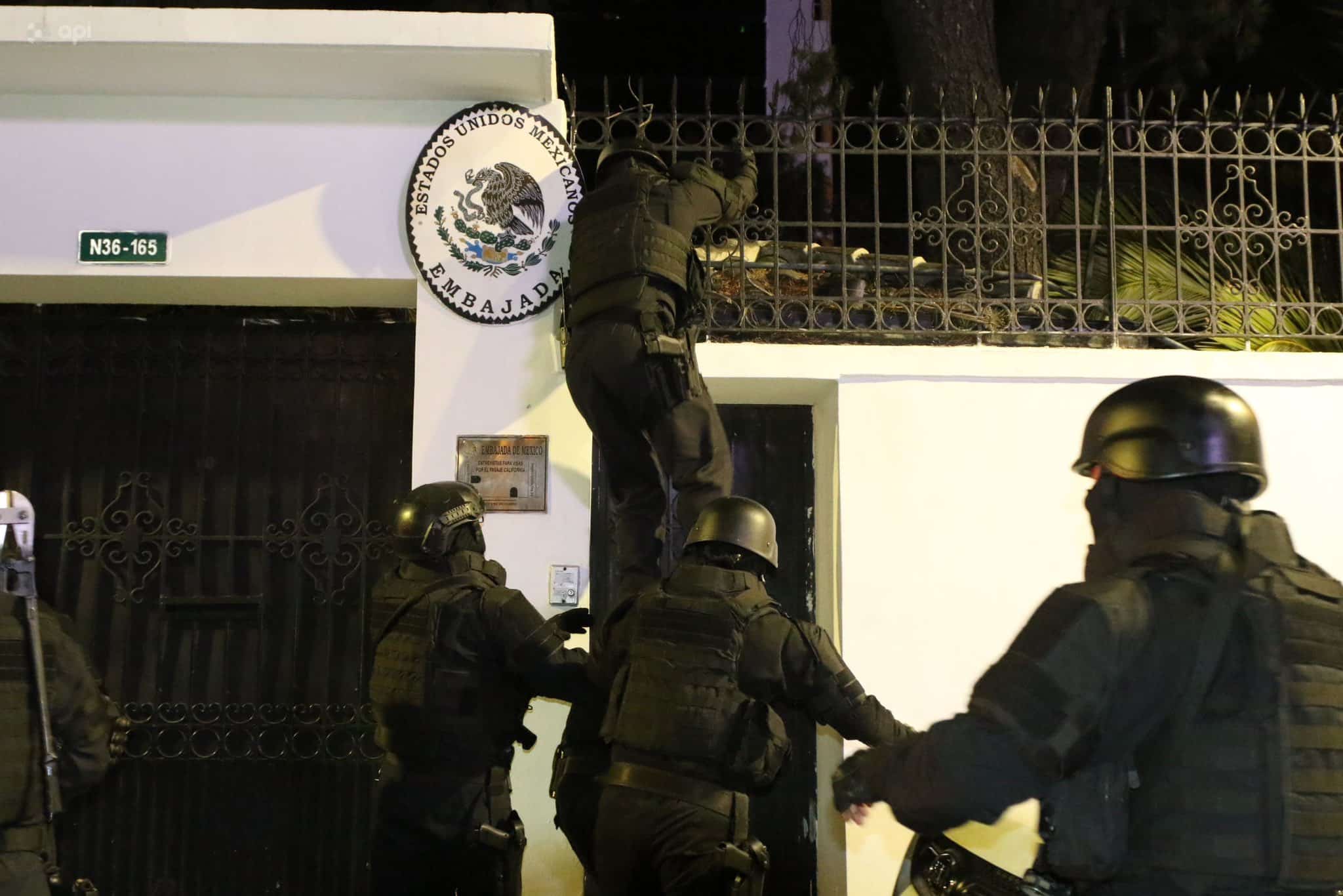 Policías de Ecuador irrumpen en la Embajada de México donde dan asilo a Jorge Glas