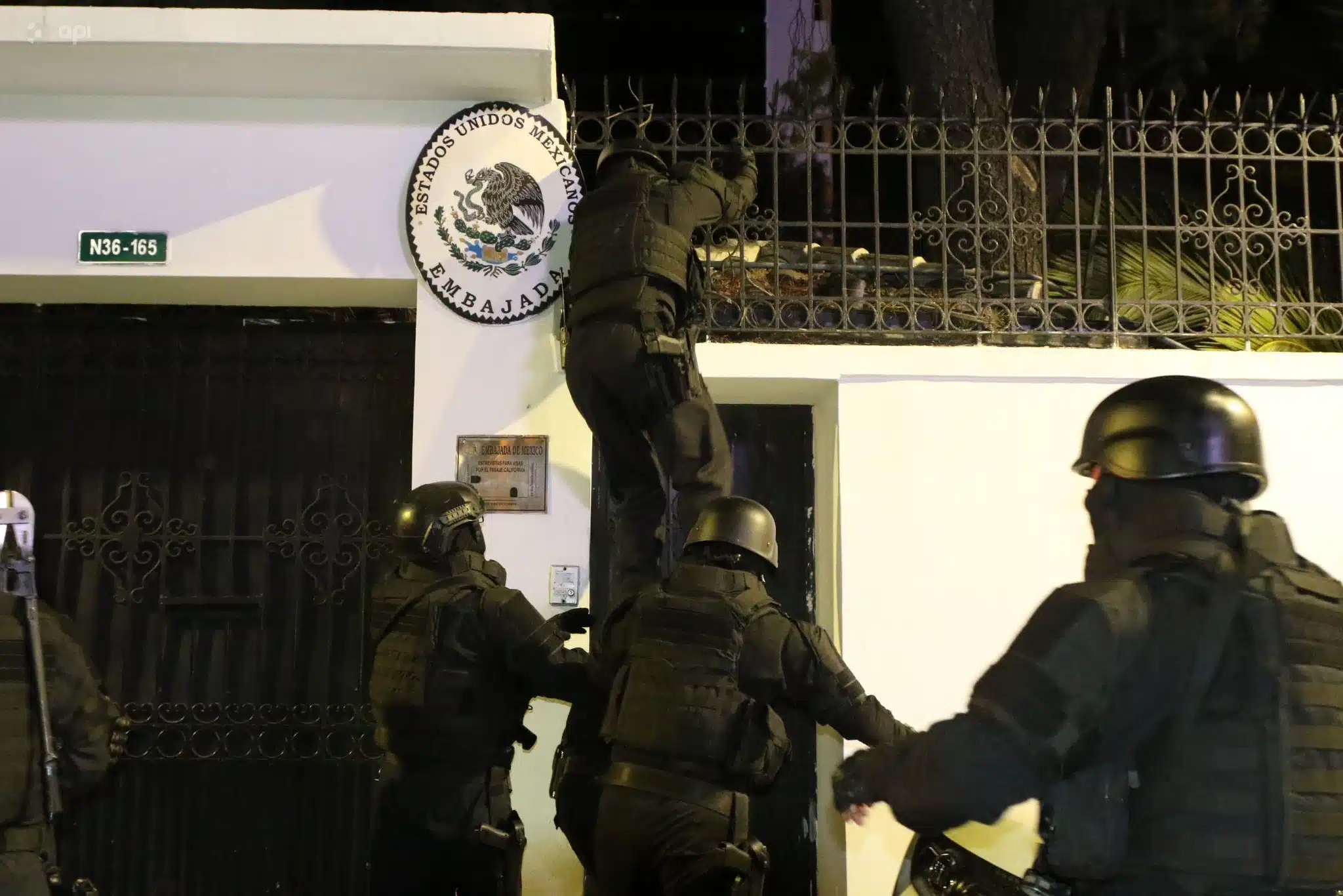 Policías de Ecuador irrumpen en la Embajada de México donde dan asilo a Jorge Glas