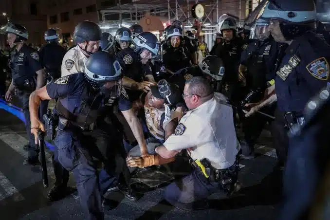 Policías entran a Universidad de Columbia; buscan dispersar a manifestantes