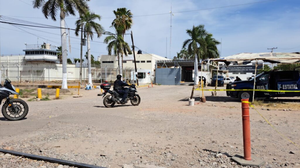 Policías estatales llegando al penal de Aguaruto en Culiacán