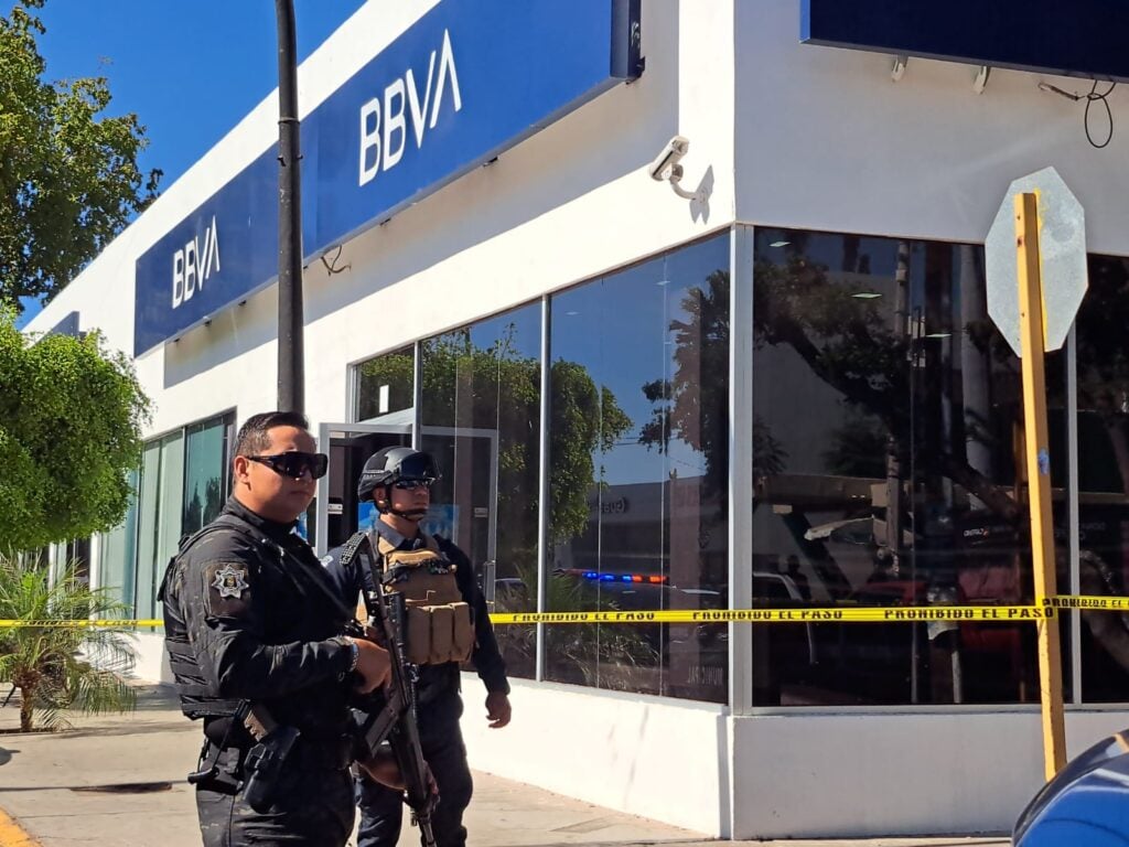 Policías municipales afuera de un banco en Guasave tras intento de asalto