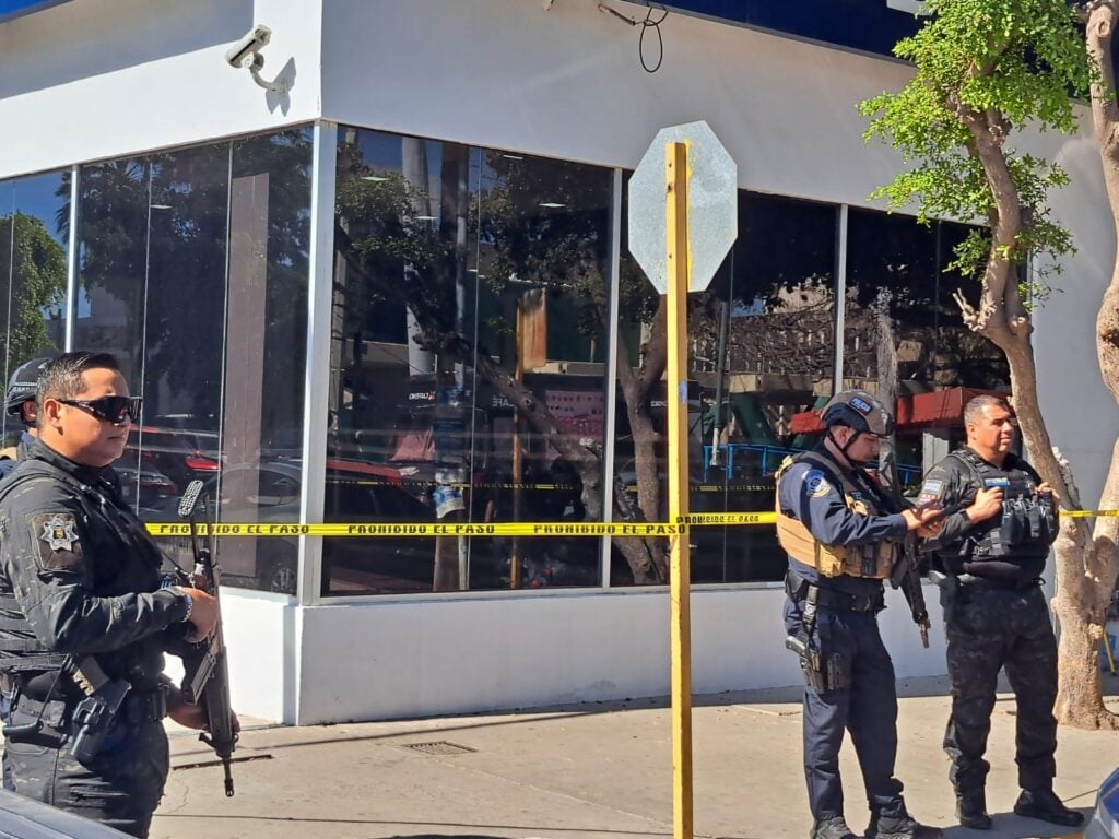 Policías municipales afuera de un banco en Guasave tras intento de asalto