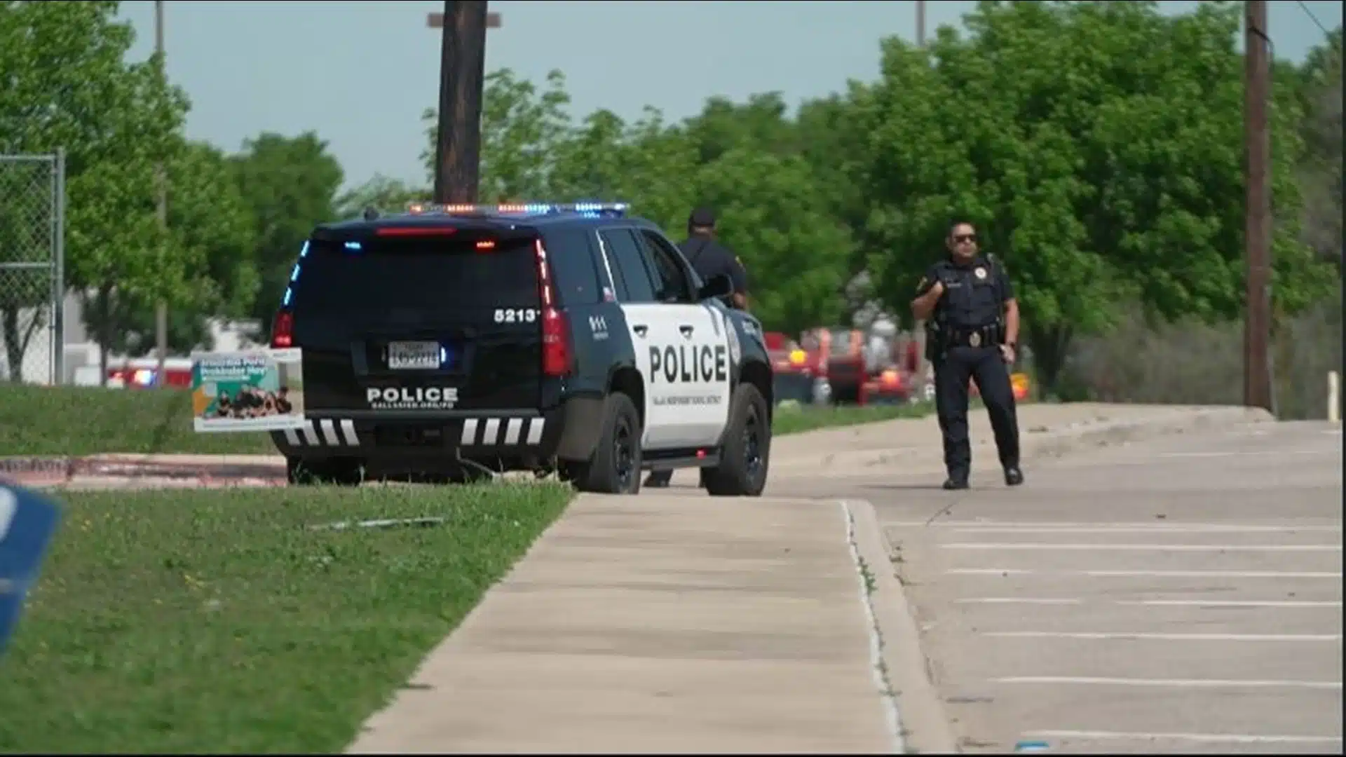 Policía de Dallas afuera de la escuela donde ocurrió un tiroteo