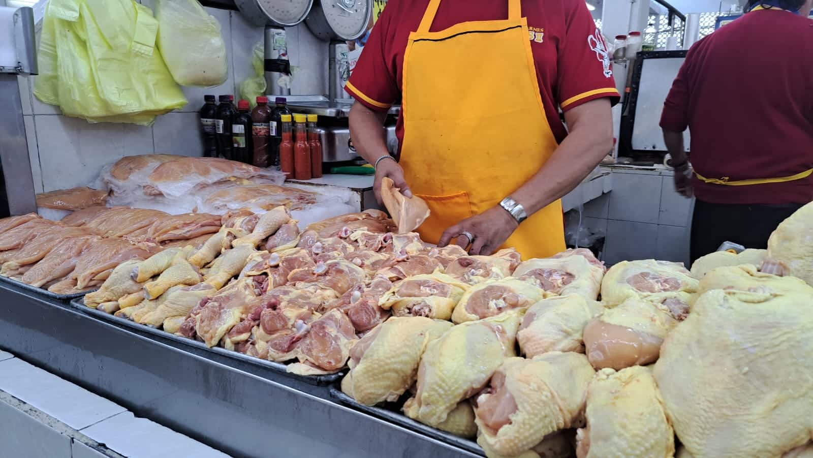 Venta de pollo en el mercado municipal