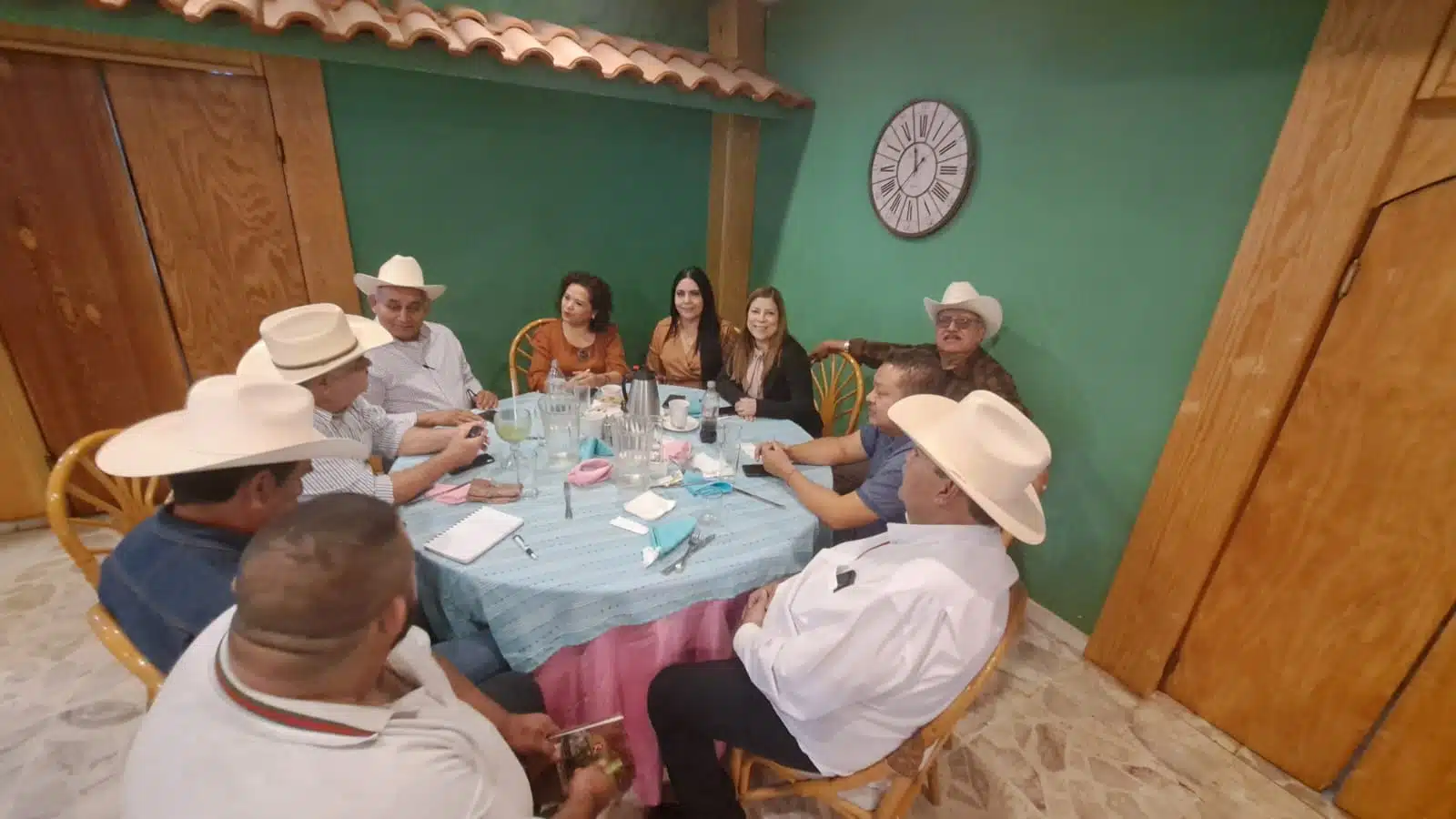 Productores agrícolas de Sinaloa en reunión
