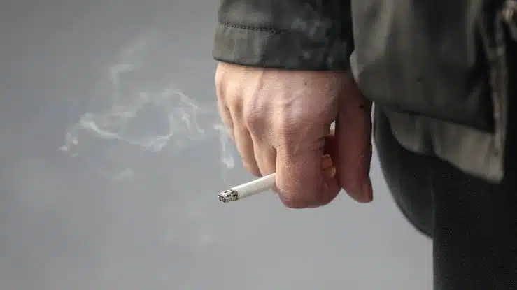 Prohíbe Reino Unido el consumo del tabaco en personas nacidas después del 2009