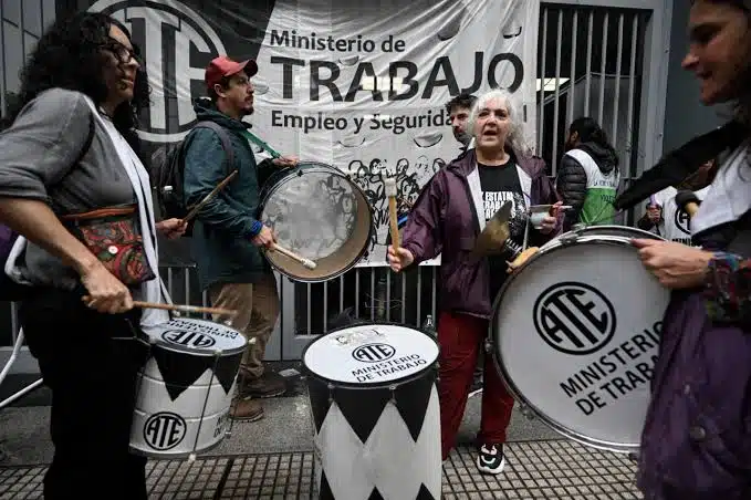 Protestan 15 mil trabajadores tras despidos masivos en Buenos Aires