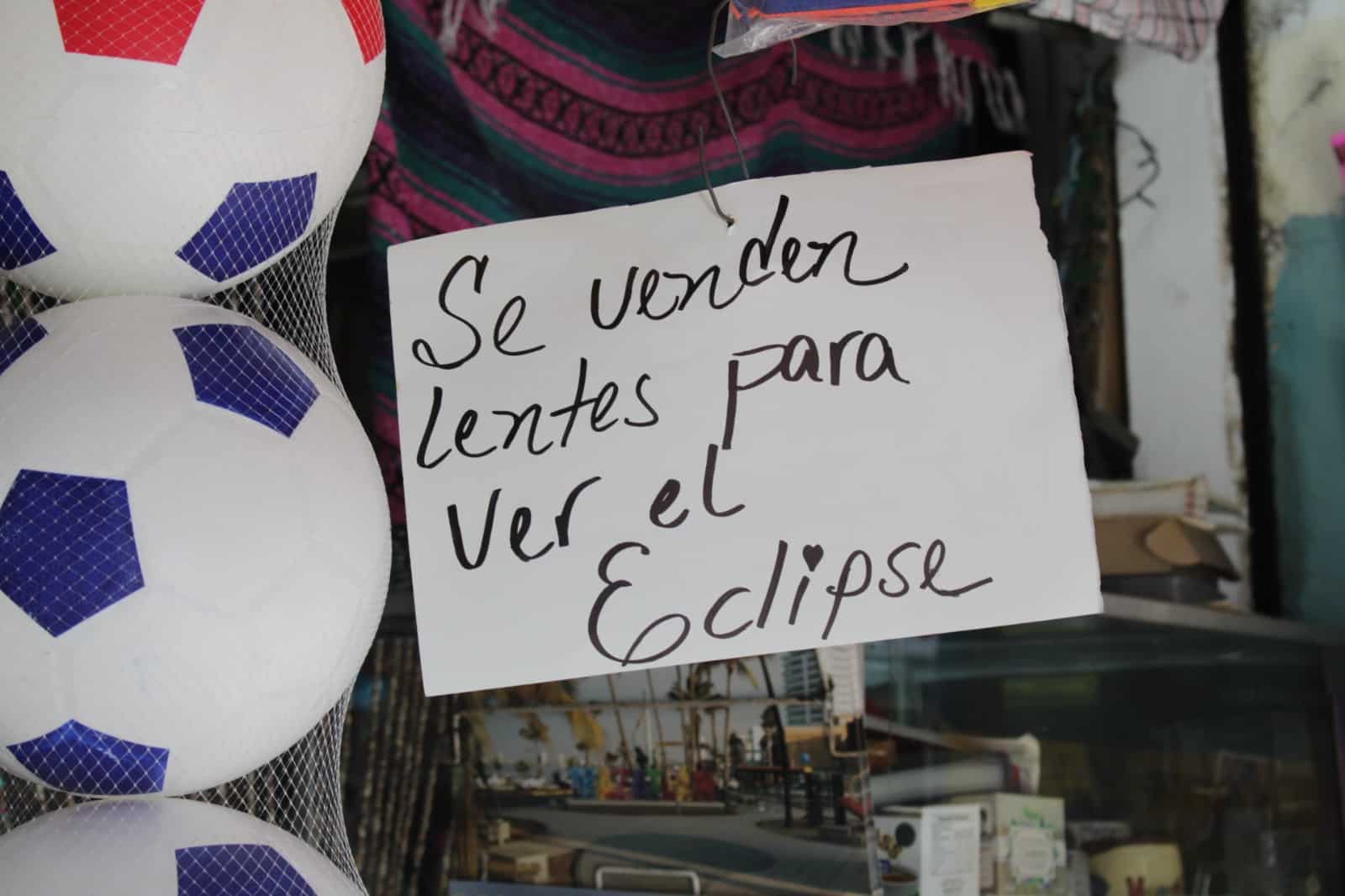 Venta de lentes para eclipse solar en Mazatlán.