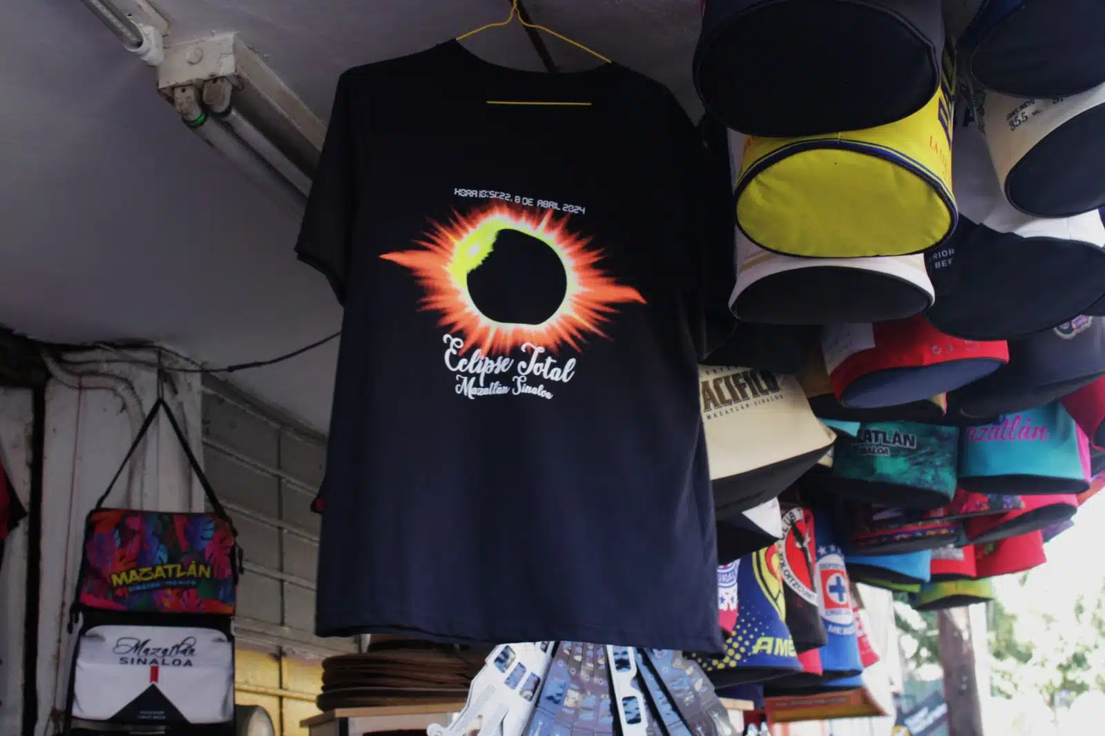 Venta de lentes para eclipse solar en Mazatlán.