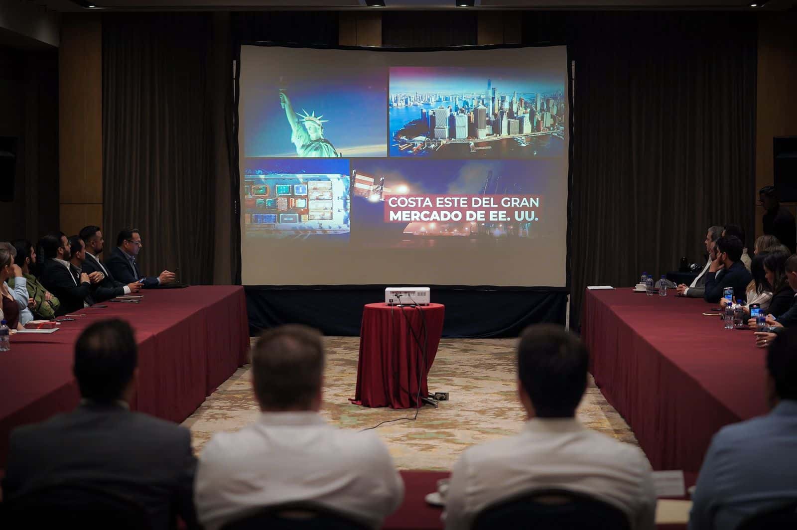 Reunión entre empresarios para la creación de un corredor industrial