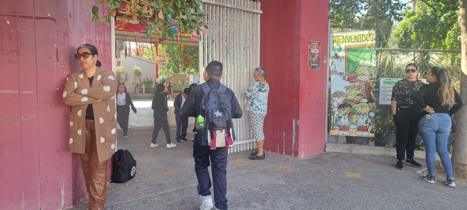 Niños entrando a escuela