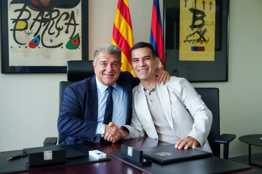 Rafa Márquez junto al presidente del club Joan Laporta