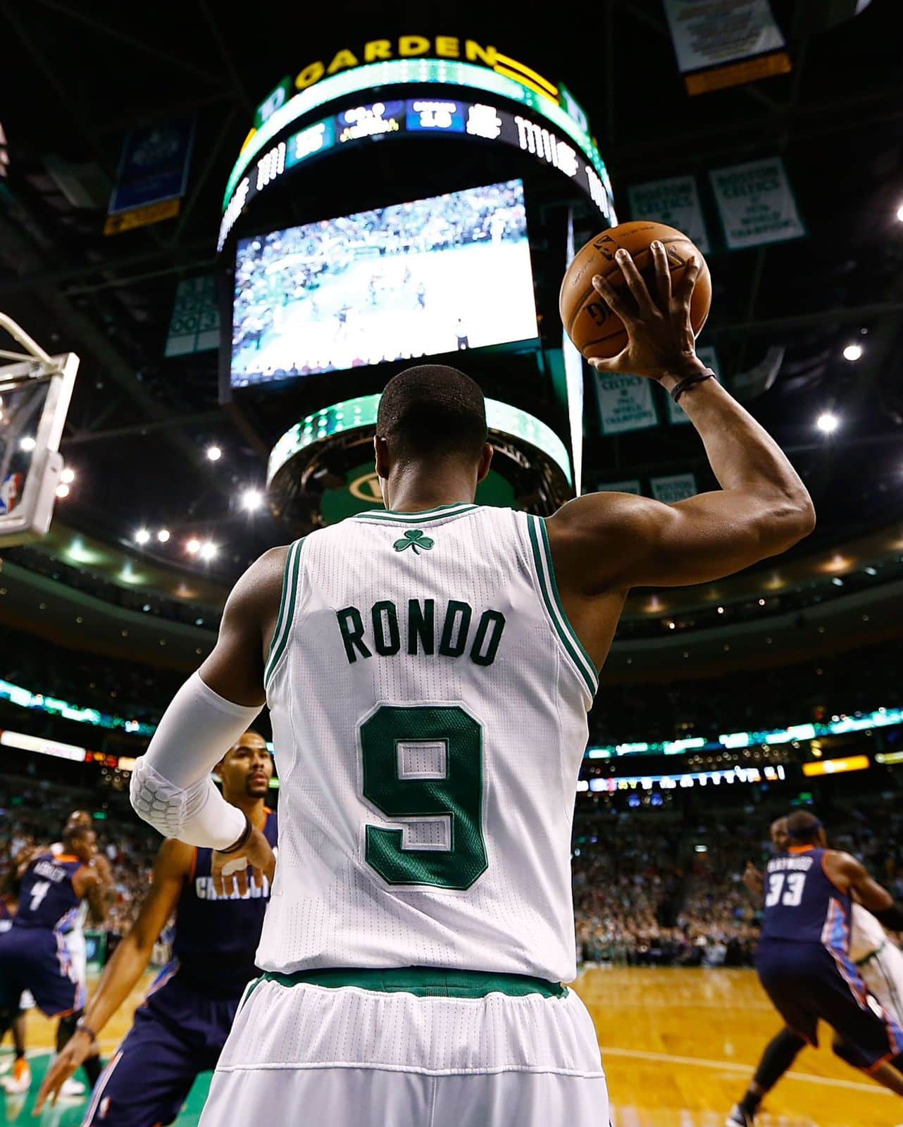 Rajon Rondo acorralado con el balón en la mano