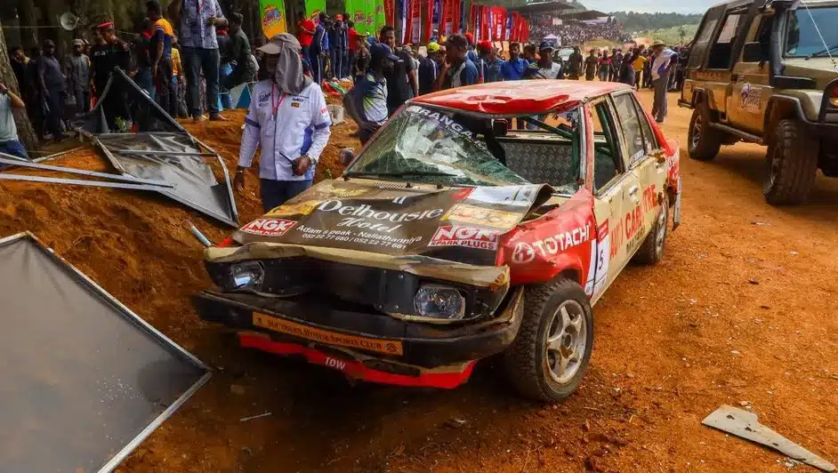 Rally termina en tragedia; piloto pierde control de automóvil y mata a siete