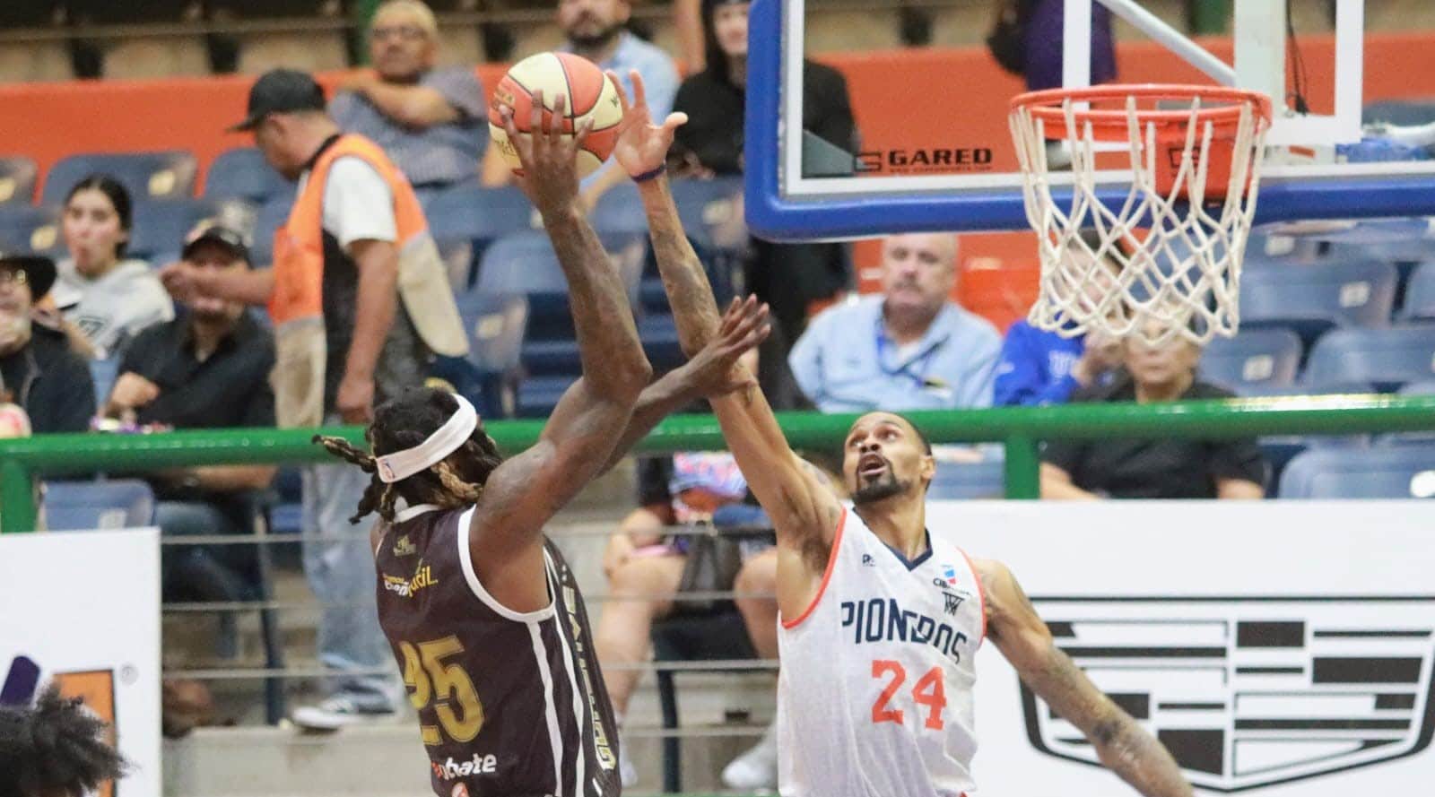 Raphiael Putney bloquea el balón en la victoria de Pioneros sobre Frayles