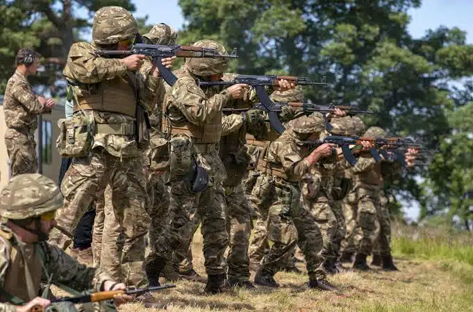 Reduce Ucrania la edad mínima de reclutamiento militar ante necesidad de soldados