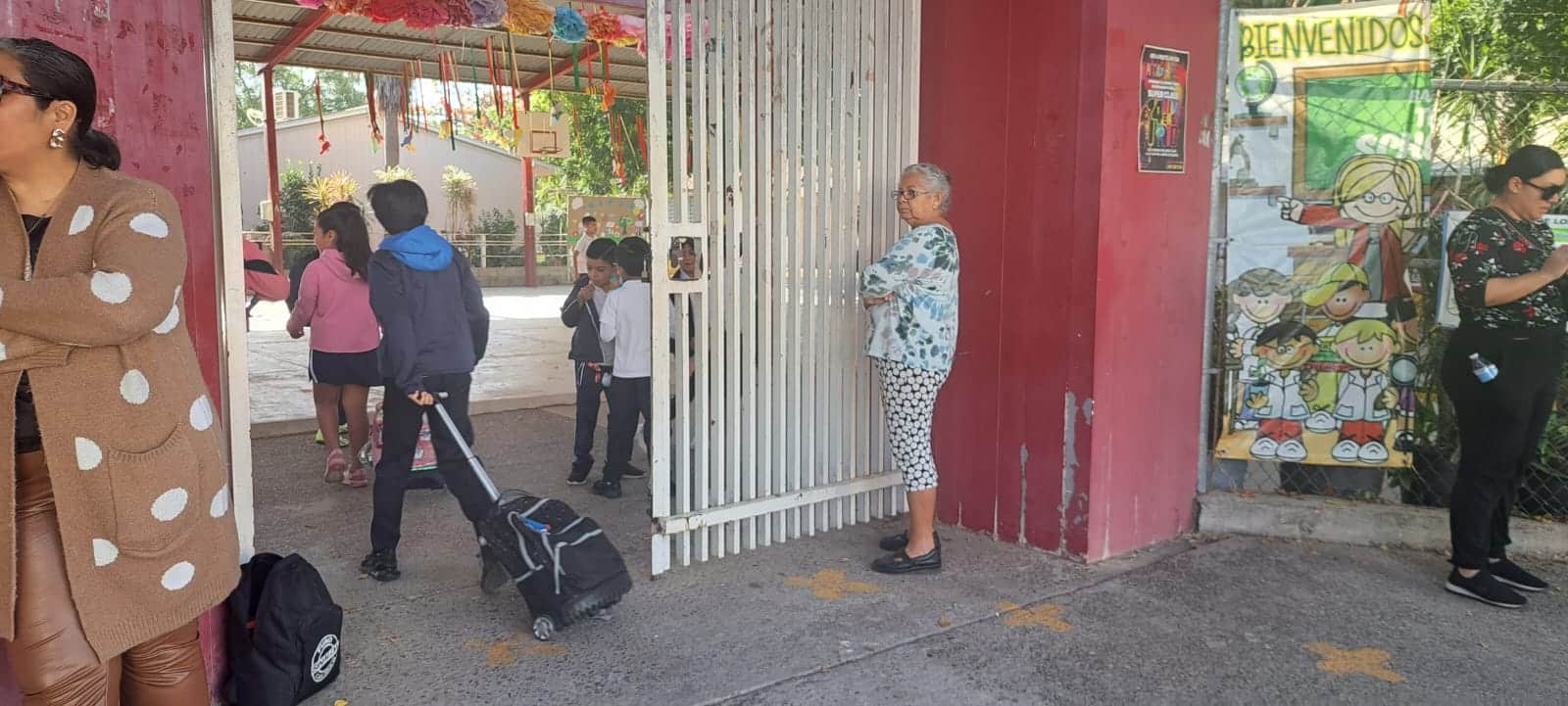 Escuela con alumnos y padres de familia