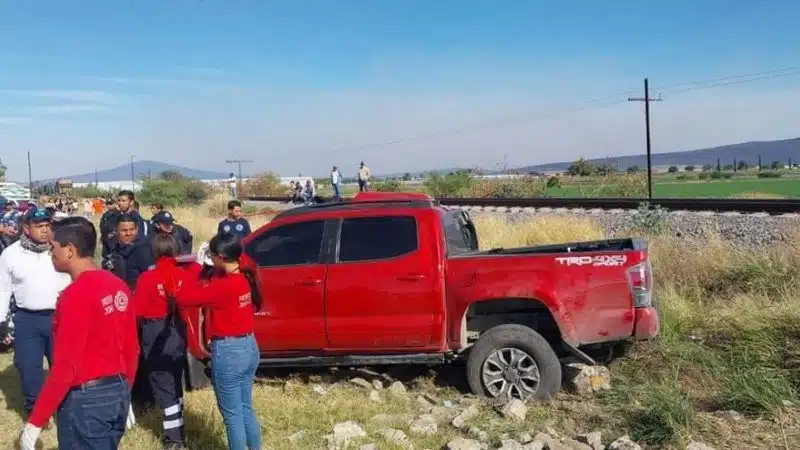 Reportan cinco muertos luego que camioneta intentó ganarle el paso al tren en Michoacán