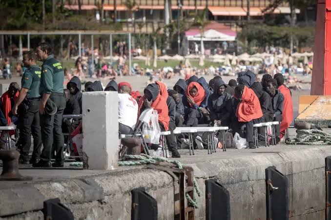 Rescata Marruecos a 118 migrantes; buscaban llegar a las islas Canarias