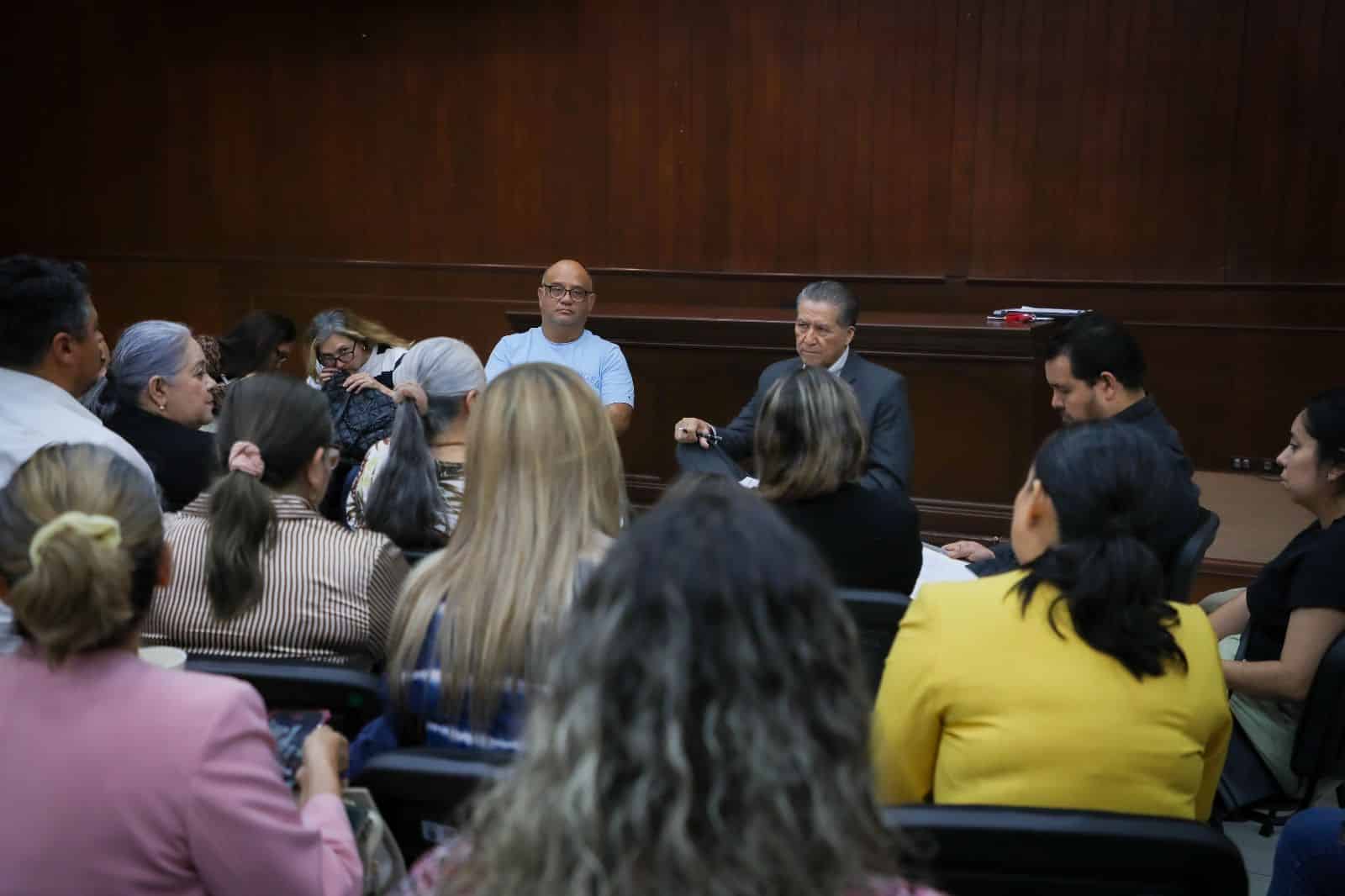 Reunión de trabajadores de la Salud con Feliciano Castro Meléndrez en Culiacán