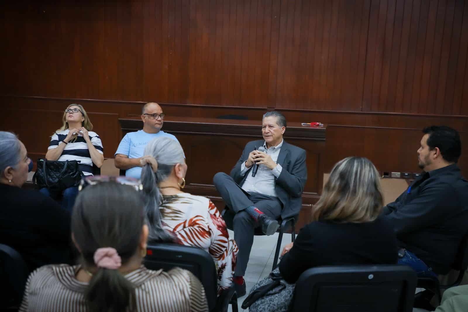 Reunión de trabajadores de la Salud con Feliciano Castro Meléndrez en Culiacán