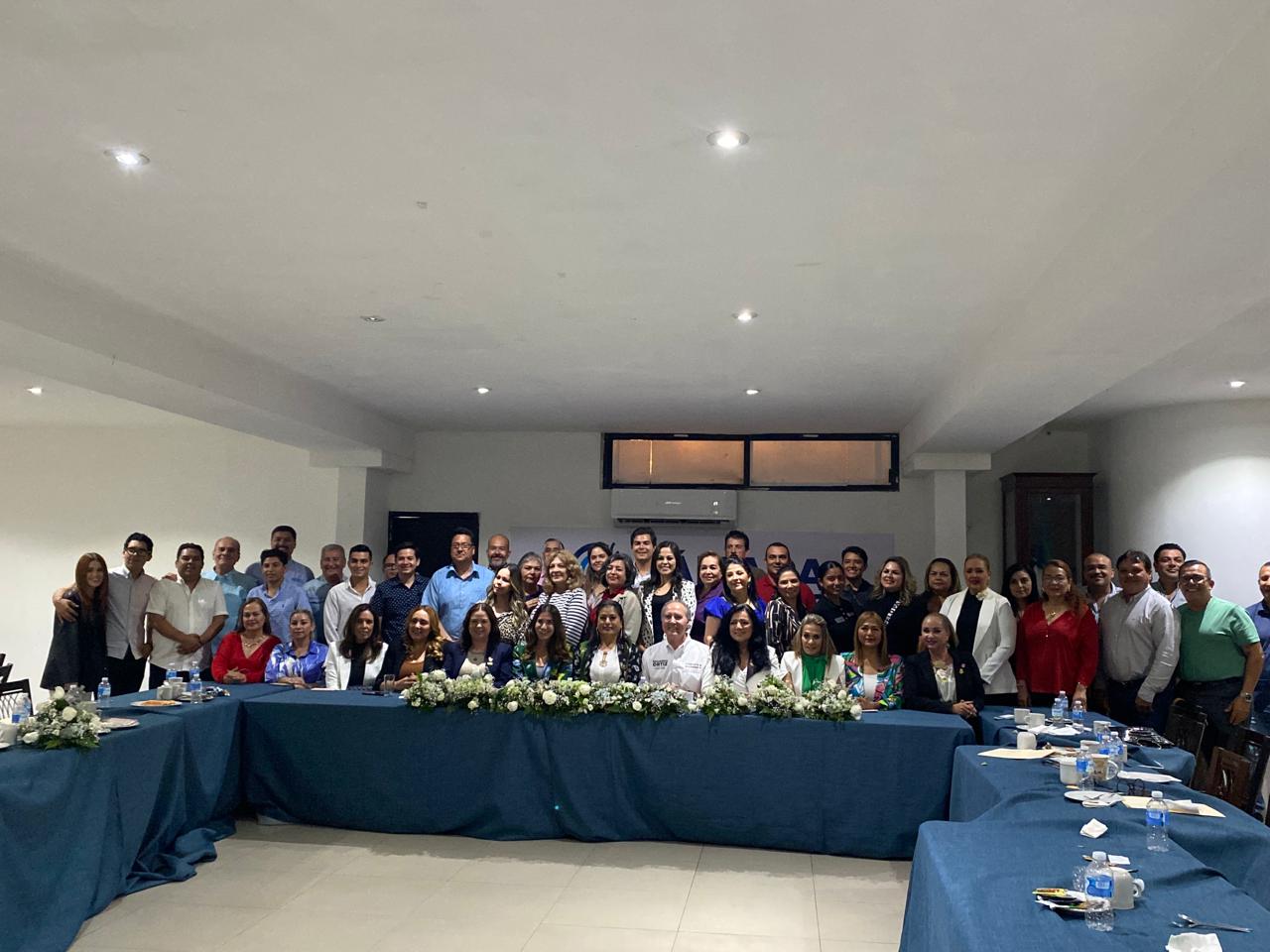 Candidatos para el Senado de la coalición Fuerza y Corazón por México se reúnen con integrantes de la Canaco Servitur.