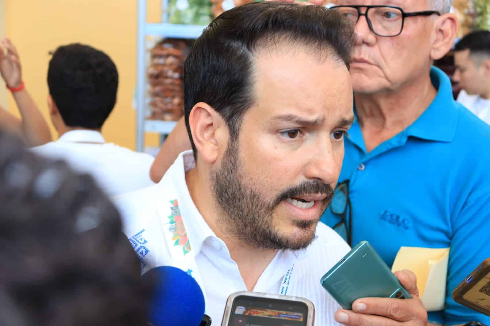 Ricardo Velarde Cárdenas, encargado de despacho de la secretaría de Turismo de Sinaloa, en entrevista con los medios de comunicación en Mazatlán
